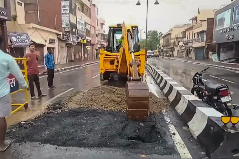 Repair work underway in Ayodhya